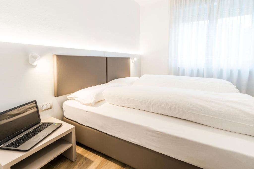 Postel nebo postele na pokoji v ubytování Albergo Garni Francesco