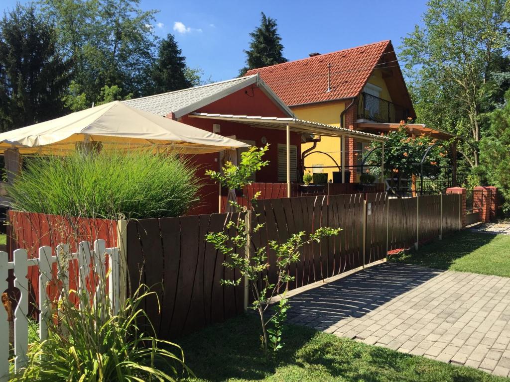 Vonkajšia záhrada v ubytovaní Gunarasi villa jacuzzival