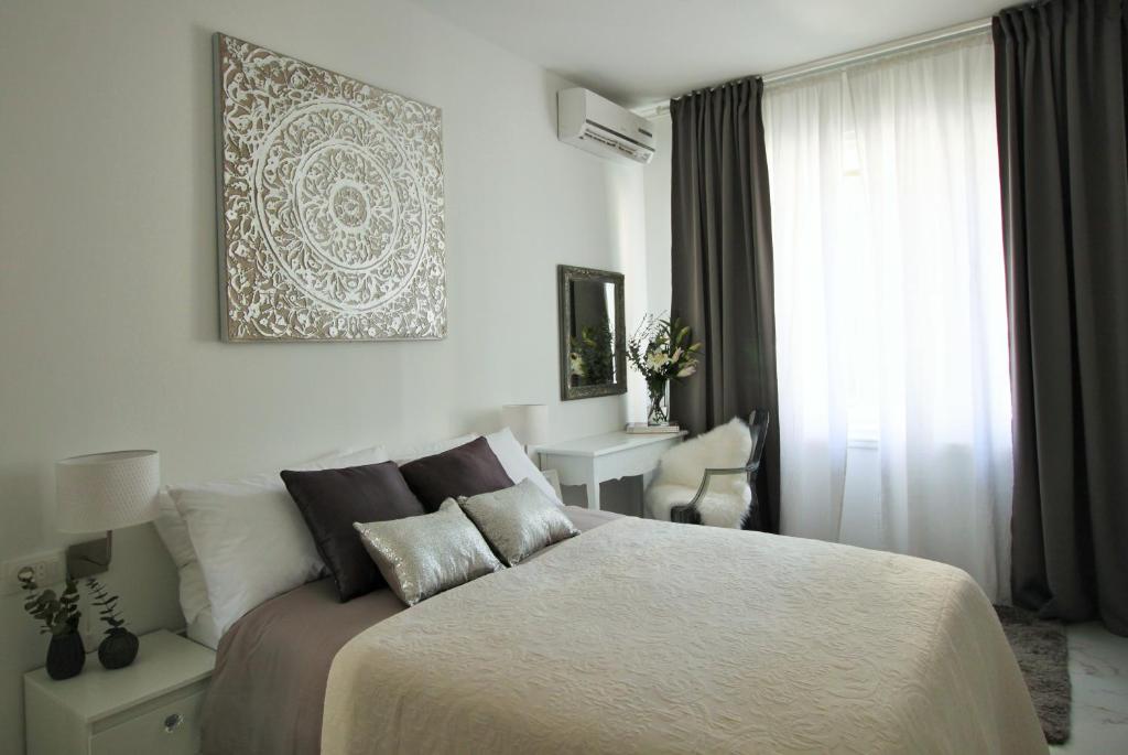 Un dormitorio con una cama grande y una ventana en Split centre VIVERE apartment, en Split