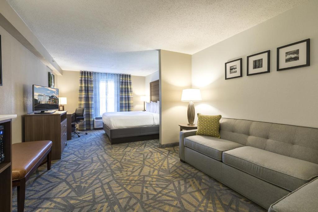 La Quinta Inn & Suites by Wyndham Downtown Asheville photo