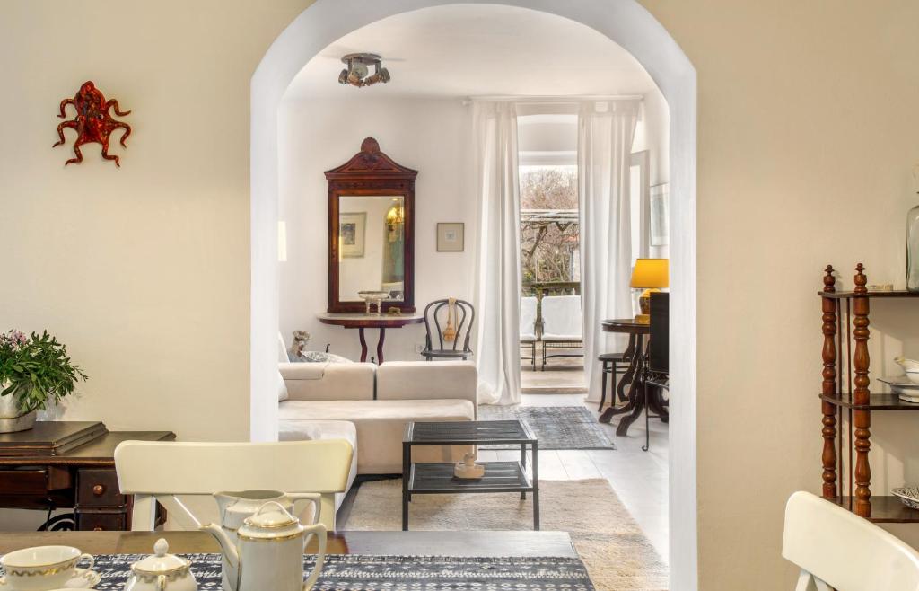 ein Wohnzimmer mit einem weißen Sofa und einem Tisch in der Unterkunft Luxury Apartment In The Old Palace in Sutivan