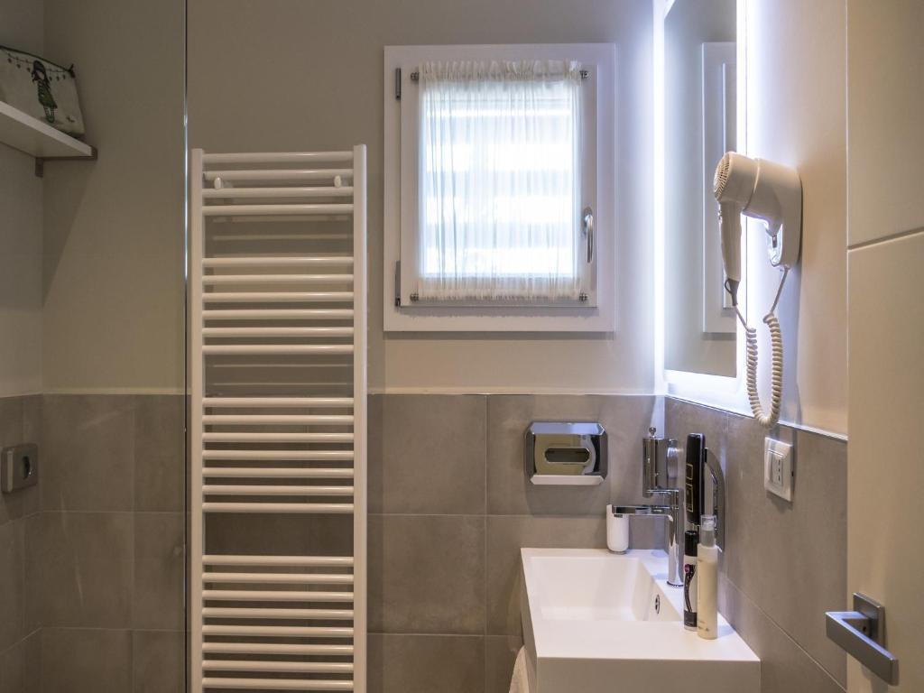 a bathroom with a sink and a mirror at Hotel Buena Onda in Peschiera del Garda