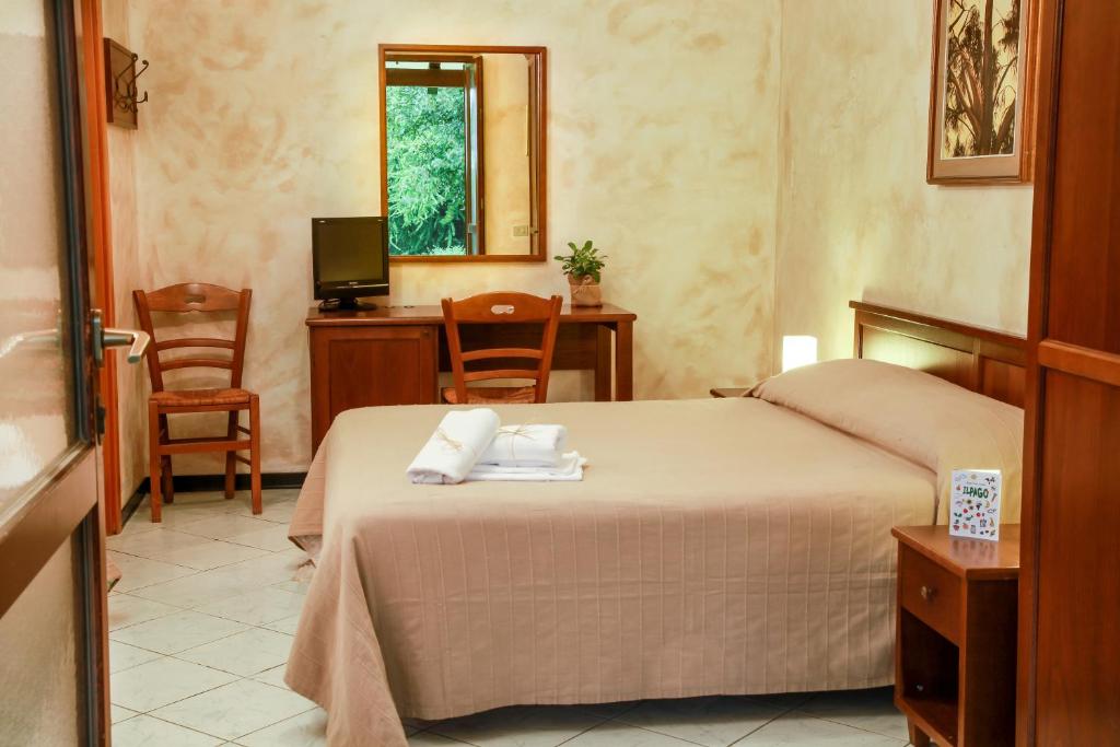 a hotel room with a bed and a table and chairs at Azienda Agrituristica Il Pago in Nova Siri Marina