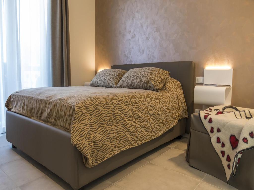 a bedroom with a bed in a room with a window at Hotel Buena Onda in Peschiera del Garda