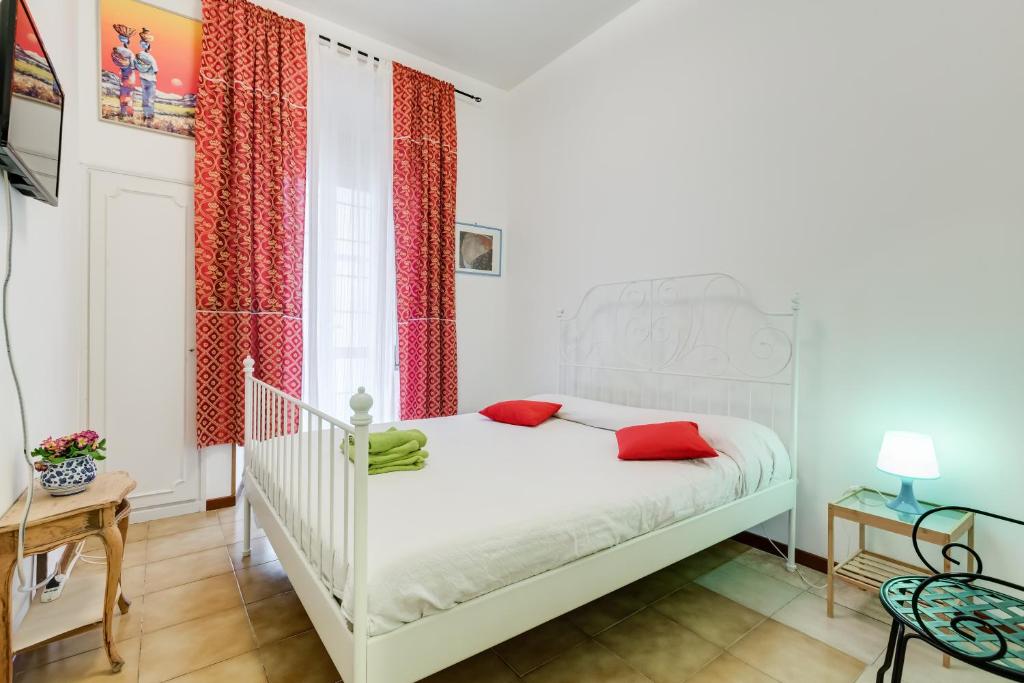 ローマにあるCasa Vacanza Home Sweet Home di Fathaのベッドルーム(白いベッド、赤い枕付)