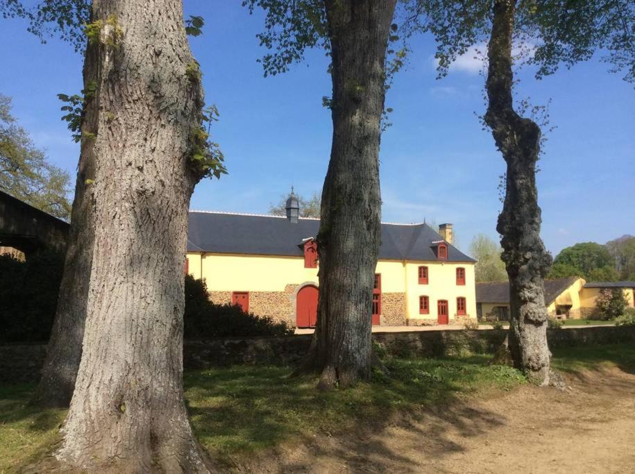 un groupe de trois arbres devant une maison dans l'établissement Magnifique corps de ferme XVII ème, à Romille