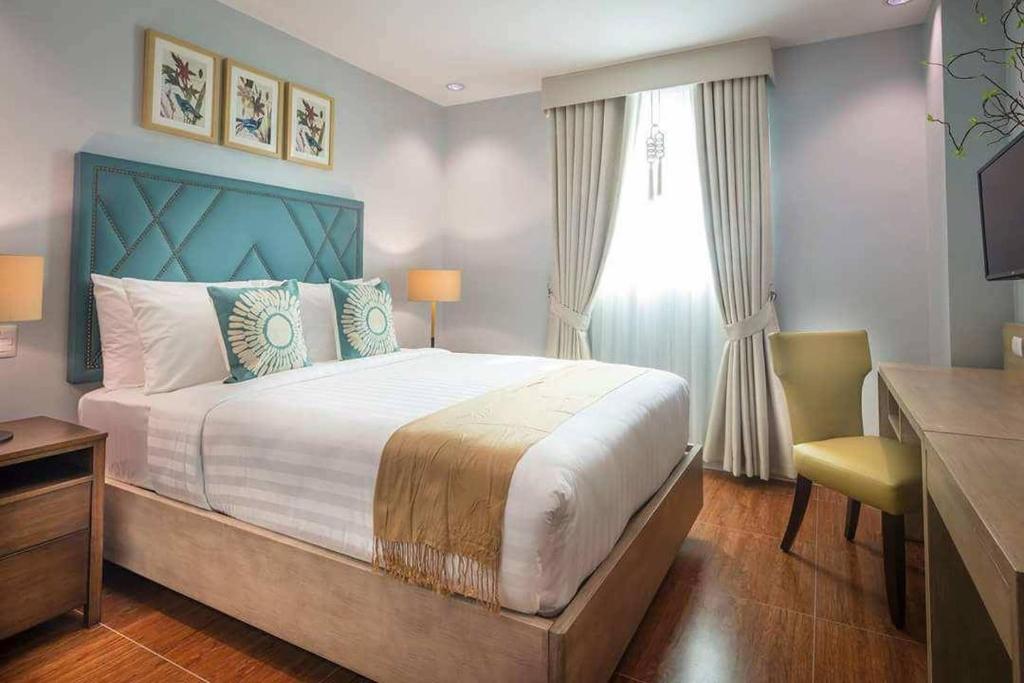 Postel nebo postele na pokoji v ubytování Dalian Peak Hotel