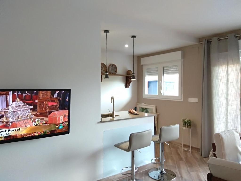 salon z telewizorem wiszącym na ścianie w obiekcie Apartamento a 150 metros del Mar, parking y Wifi w mieście Salobreña