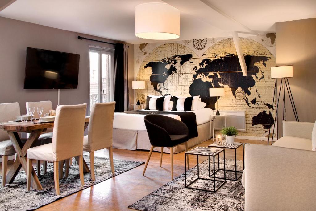 ディジョンにあるAppartements des Ducsの壁に世界地図を掲載したベッドルーム