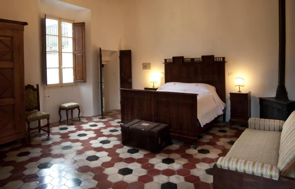 a bedroom with a bed and a couch and a table at Podere Pradarolo in Varano deʼ Melegari