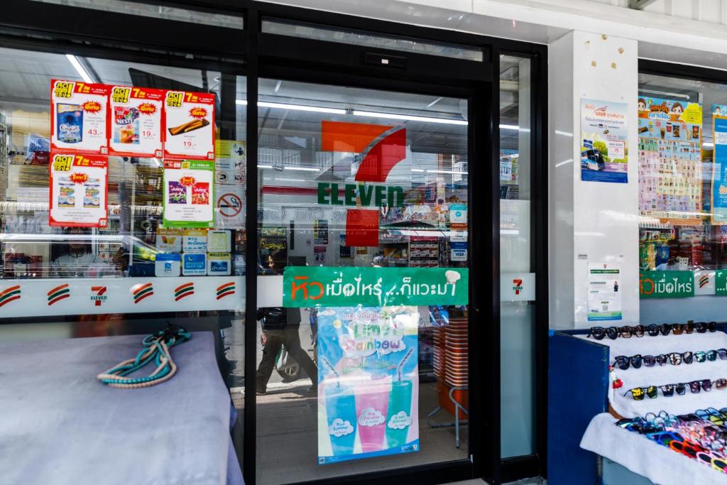 Supermarket nebo jiné obchody v  hotelu nebo okolí