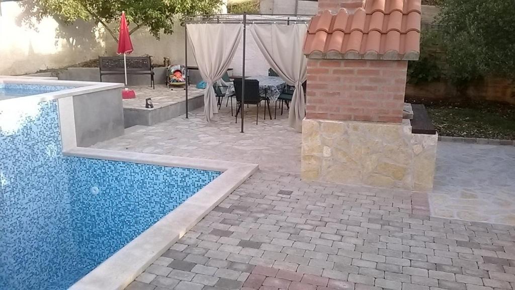 Bazén v ubytování Apartments Nives nebo v jeho okolí