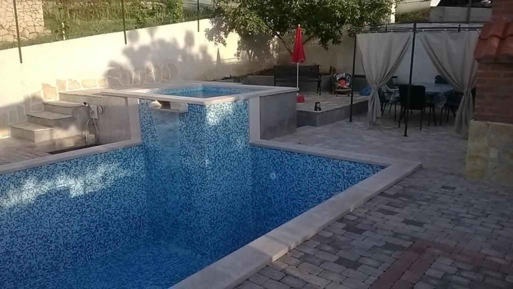 Bazén v ubytování Apartments Nives nebo v jeho okolí