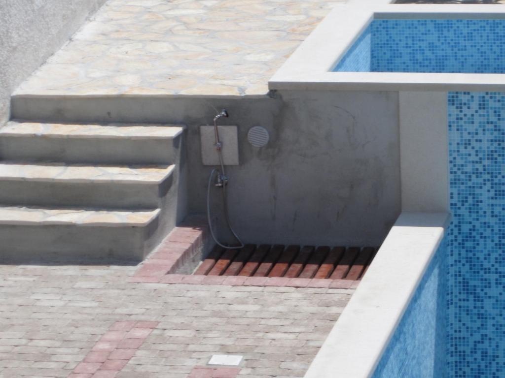 Bazén v ubytování Apartments Nives nebo v jeho okolí