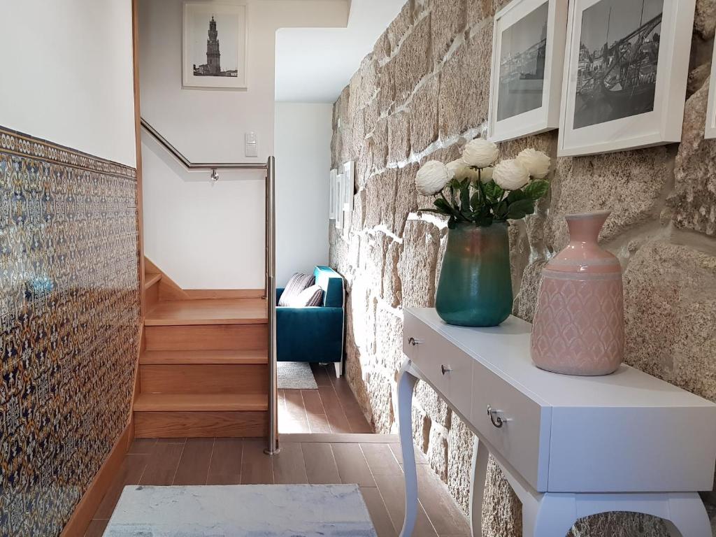 ポルトにある22 Oporto Guesthouseの花瓶付きの部屋