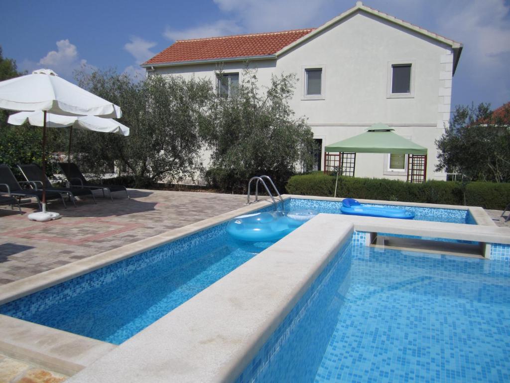 Bazén v ubytování Apartments Nives nebo v jeho okolí
