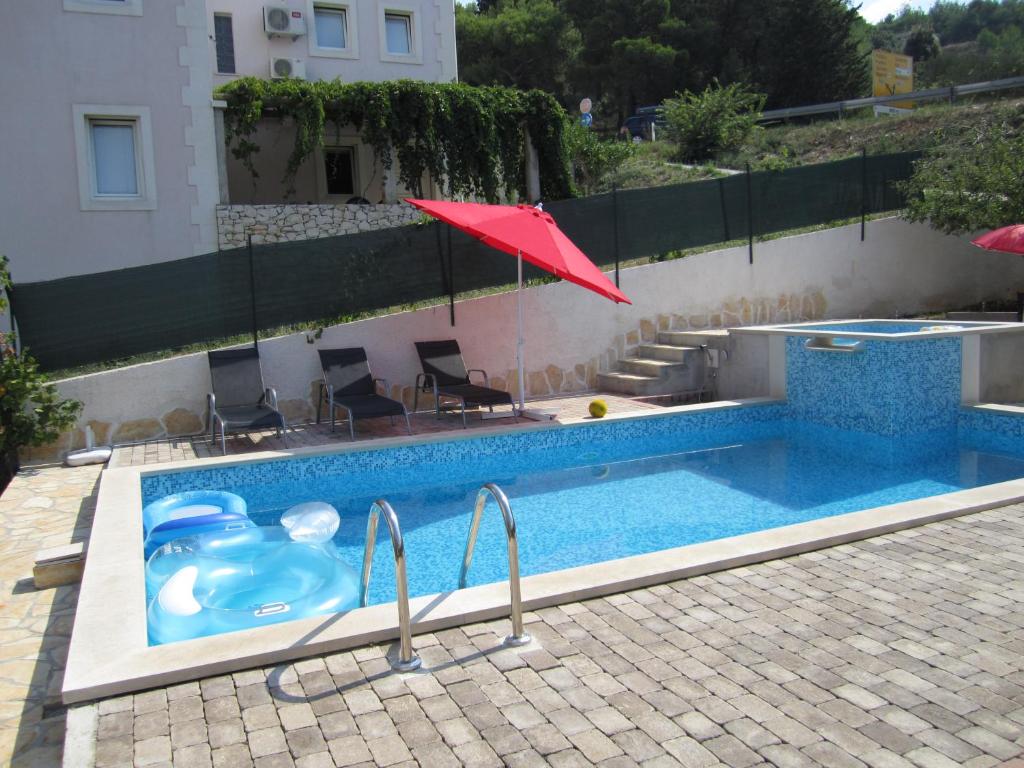 Bazén v ubytování Apartments Nives nebo v jeho okolí