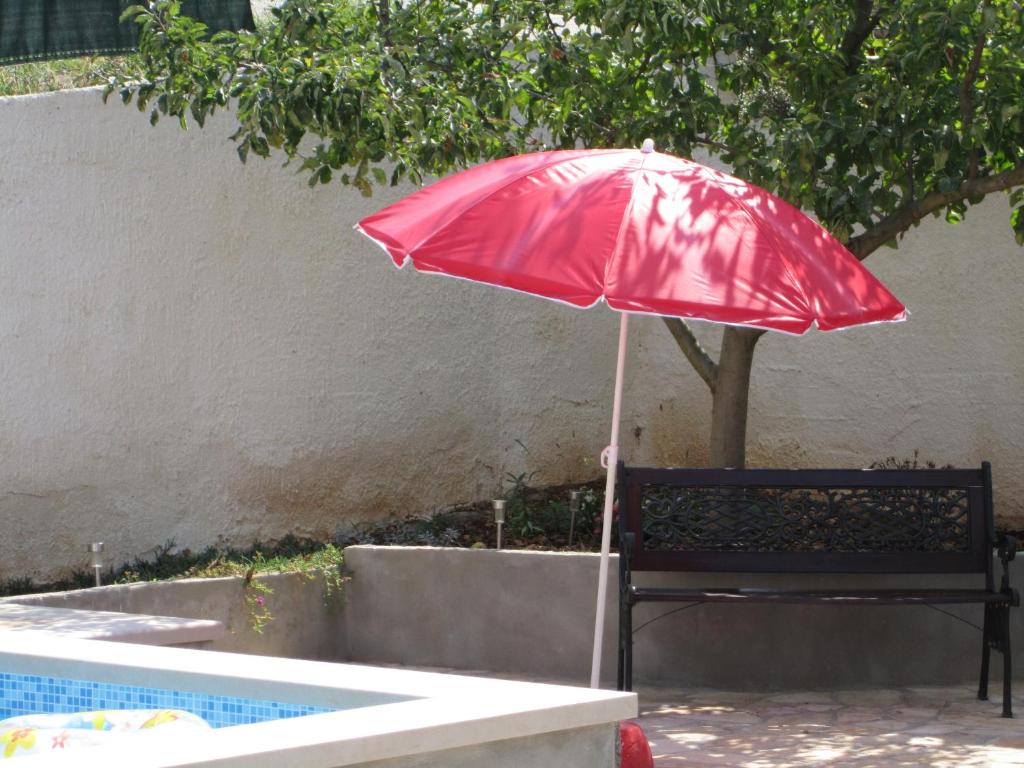 Bazén v ubytování Apartments Nives nebo v jeho okolí