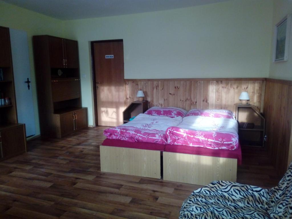 Postel nebo postele na pokoji v ubytování Penzion SKLAŘSKÁ HOSPODA