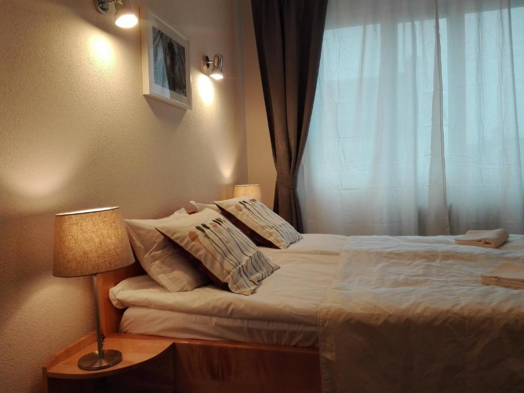 Postel nebo postele na pokoji v ubytování Horizont Dobrinishte