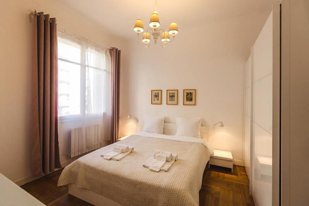 - une chambre avec un lit et 2 serviettes dans l'établissement City Center Nice, 2 bedrooms, 2 balconies, AC, à Nice