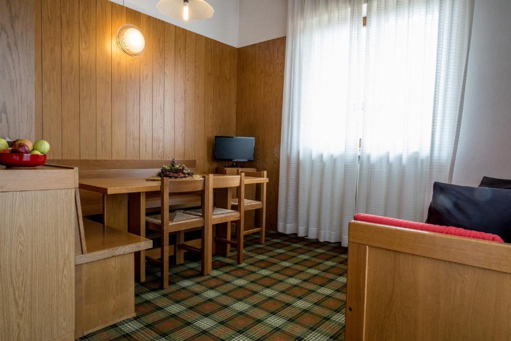 A television and/or entertainment centre at Residence Des Alpes