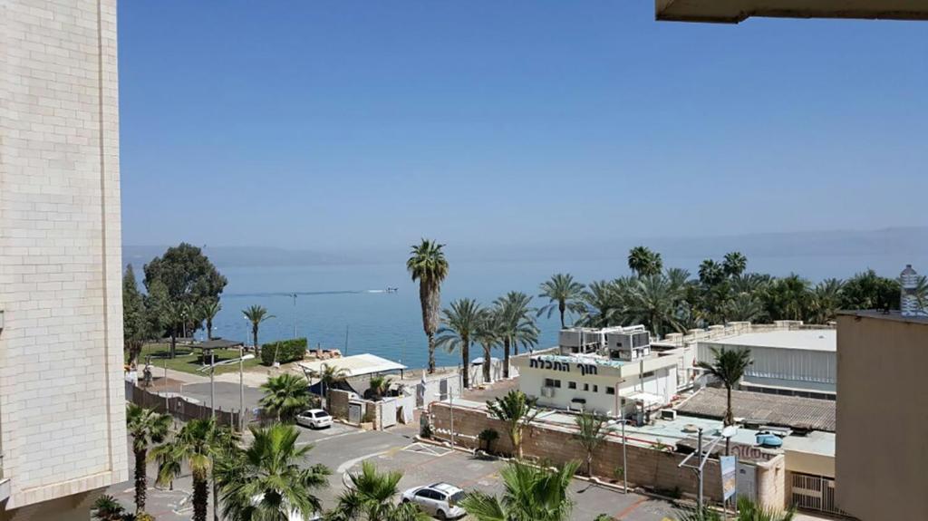 ein Gebäude mit Meerblick in der Unterkunft On The Lake in Tiberias