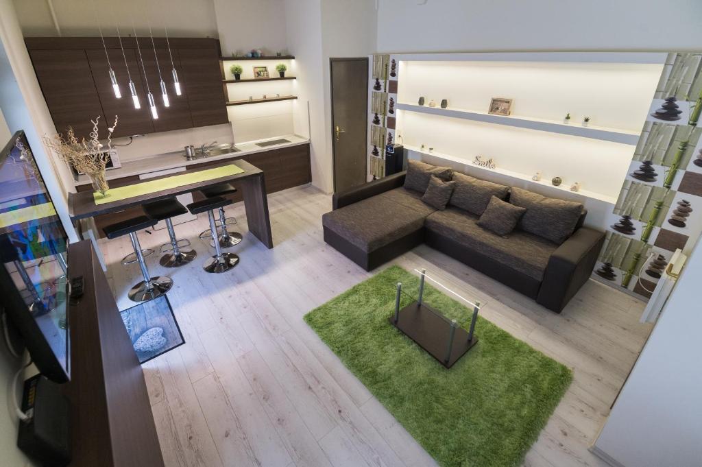 an overhead view of a living room and kitchen at Aranyudvar Apartman in Eger