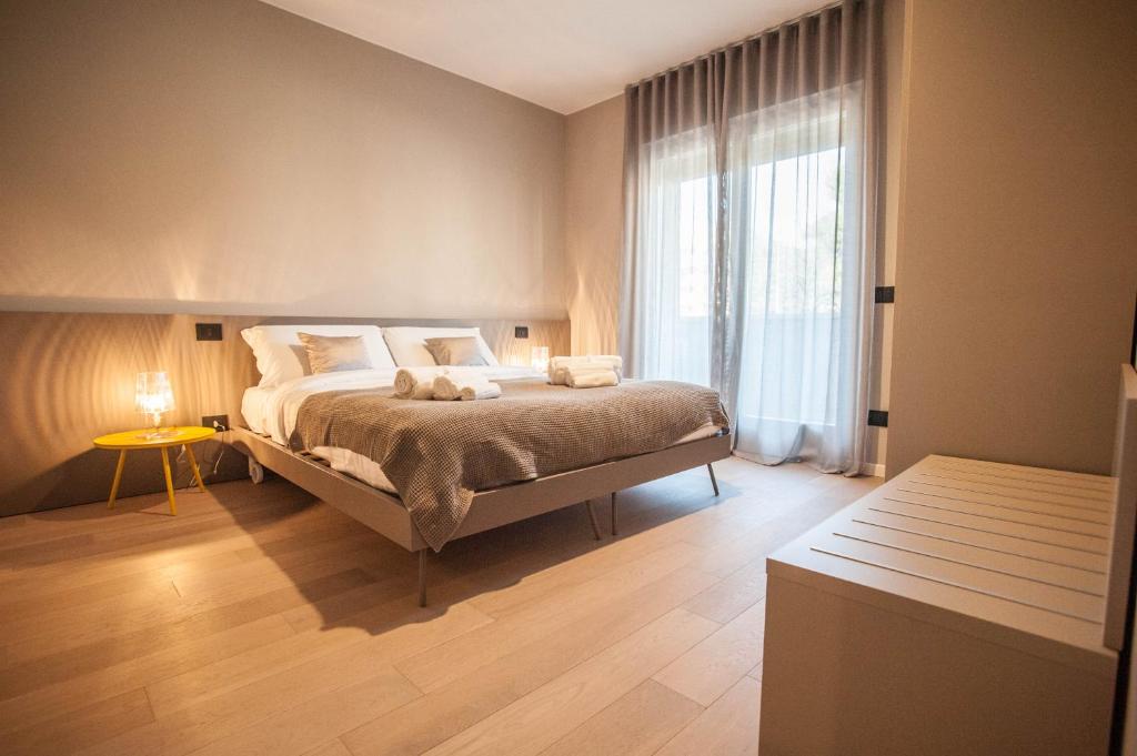 - une chambre avec un lit et une grande fenêtre dans l'établissement Murari Brà - Fiera Suite 01, à Vérone