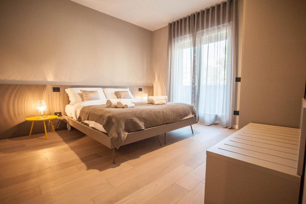 Una cama o camas en una habitación de Murari Brà - Fiera Suite 01