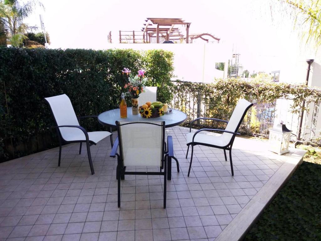 una mesa y sillas en un patio en Apartment Napitia Hills, en Pizzo