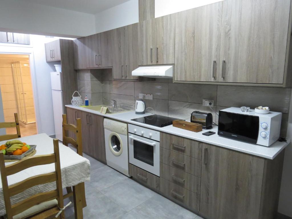 Kuchyň nebo kuchyňský kout v ubytování Adonis Apartment