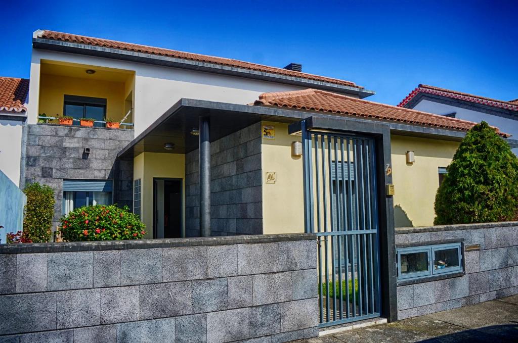 une maison avec une porte devant elle dans l'établissement Cabo da Vila Guesthouse, à Ribeira Grande