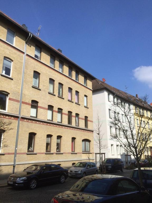 ブラウンシュヴァイクにあるBraunschweig City nahes Apartmentの車が目の前に停まった大きな建物