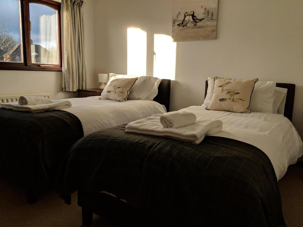 duas camas sentadas uma ao lado da outra num quarto em Kings Lodge em Telford