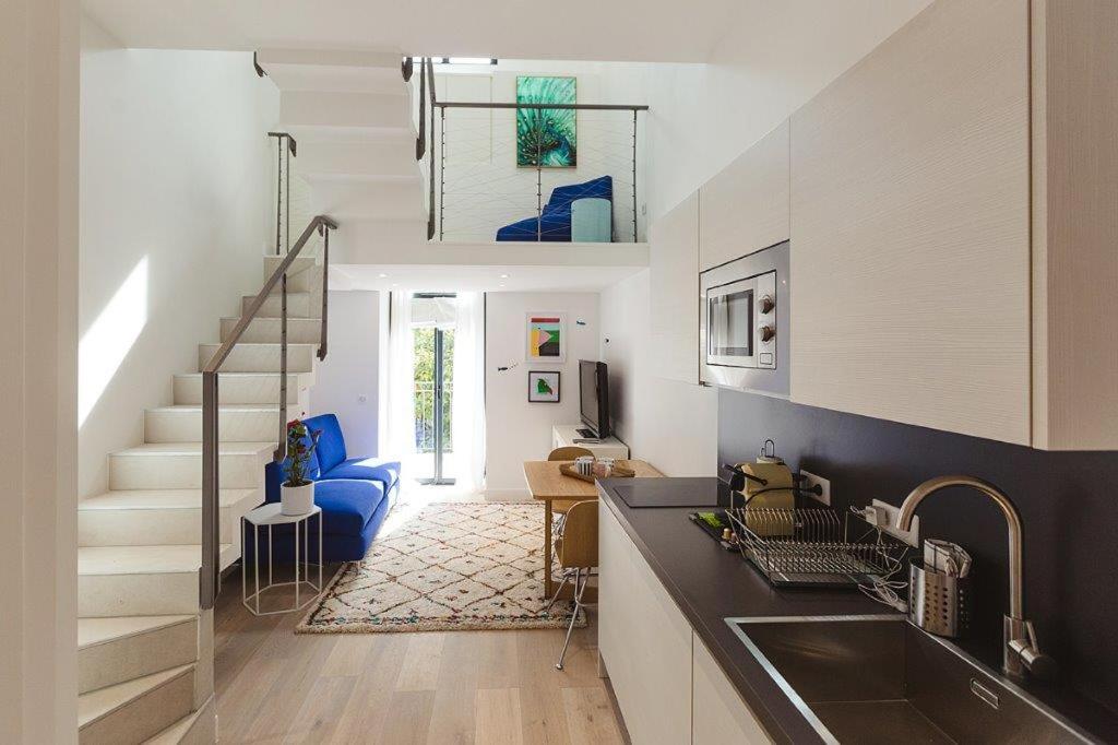 una cocina con fregadero y una escalera en una casa en Residence Tonduti, en Niza