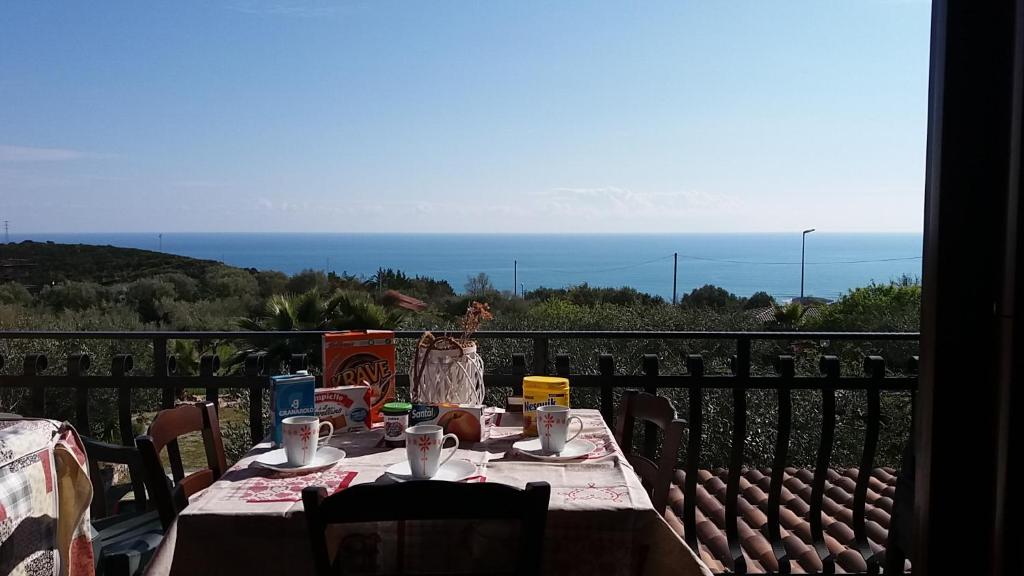 un tavolo su un balcone con vista sull'oceano di Country Bellavista a Marina di Camerota