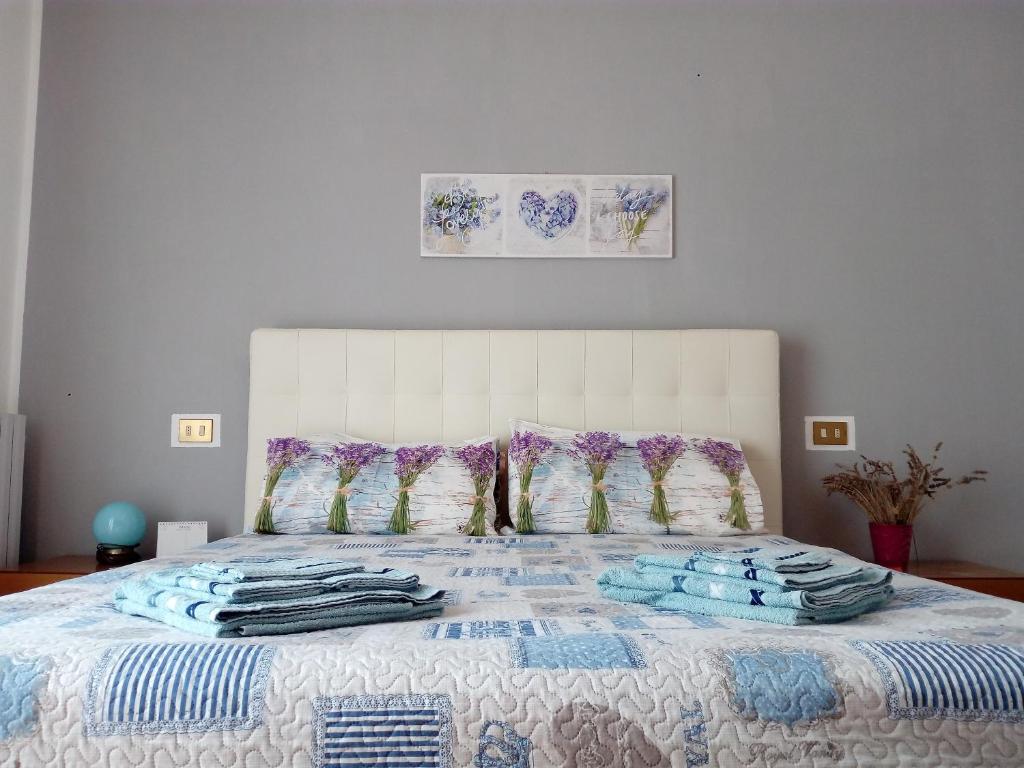 um quarto com uma cama com toalhas em Como Ricky Apartment em Cavallasca