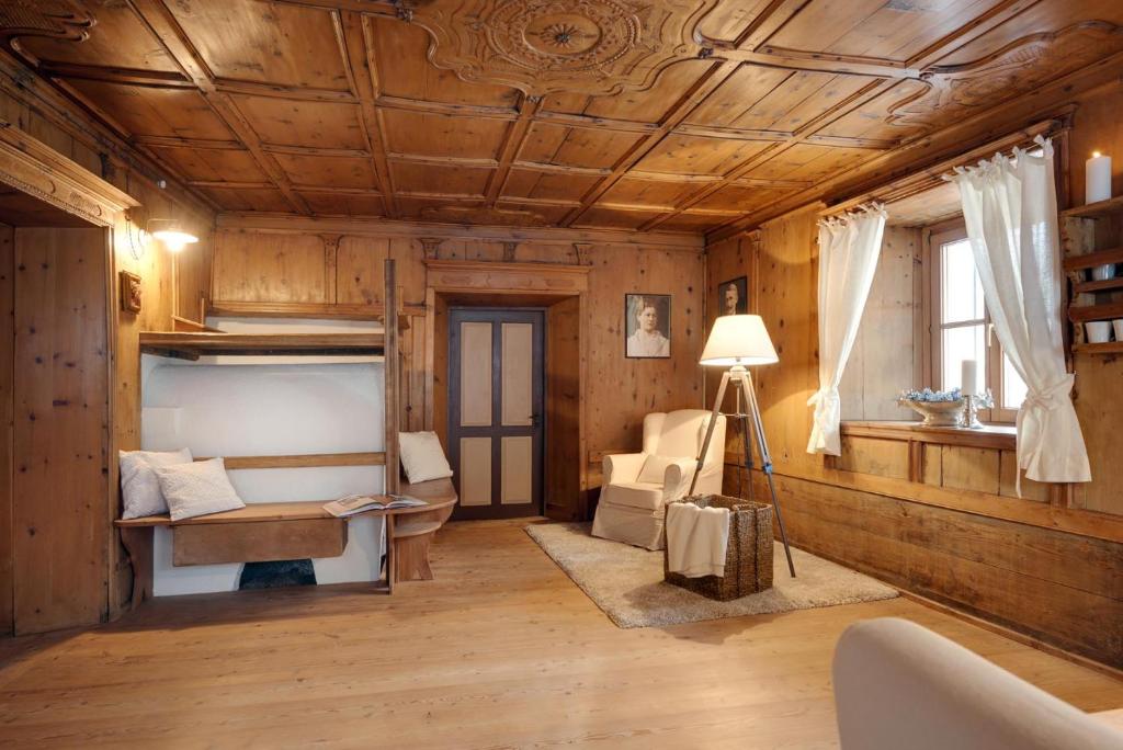 ein Wohnzimmer mit Holzwänden und einer Holzdecke in der Unterkunft Chaletapartement Ambiente Villa Mozart in Kiens