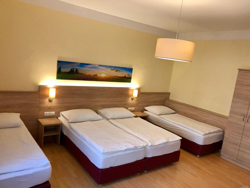 1 dormitorio con 2 camas y un cuadro en la pared en Salzburgrooms, en Salzburgo