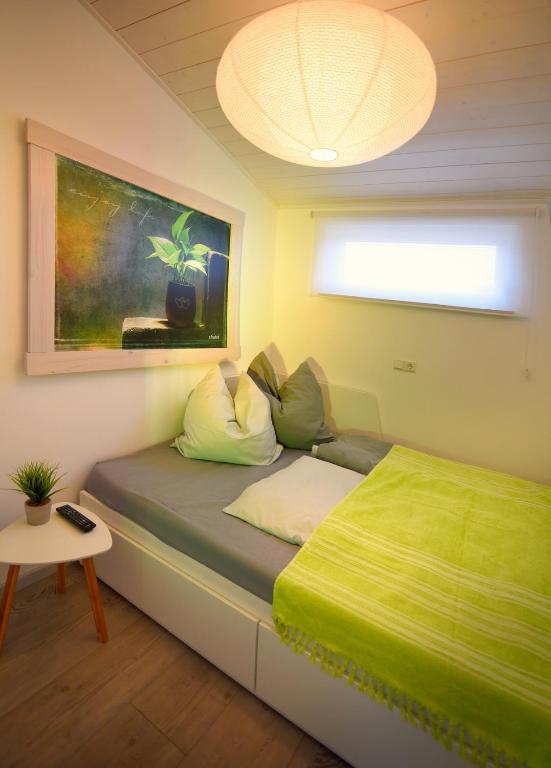 Postel nebo postele na pokoji v ubytování PETIT-CHALET AM HAINER SEE