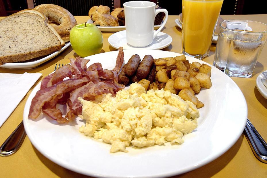 un plato blanco de desayuno en una mesa en Quality Inn Kodiak, en Kodiak
