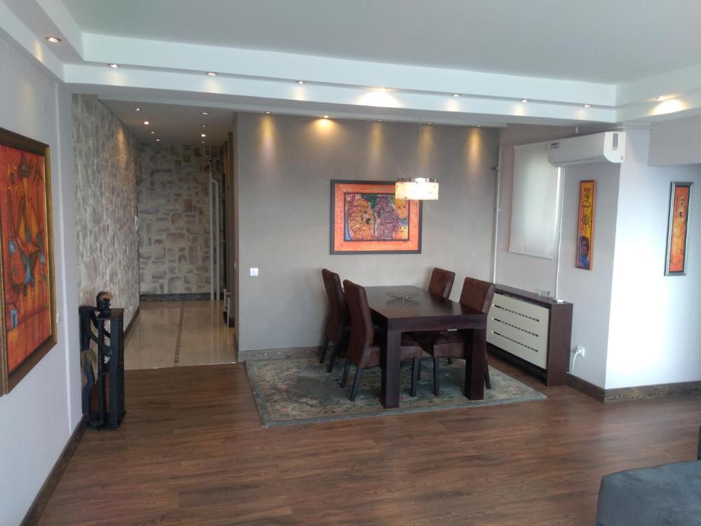 A seating area at Genex Apartment