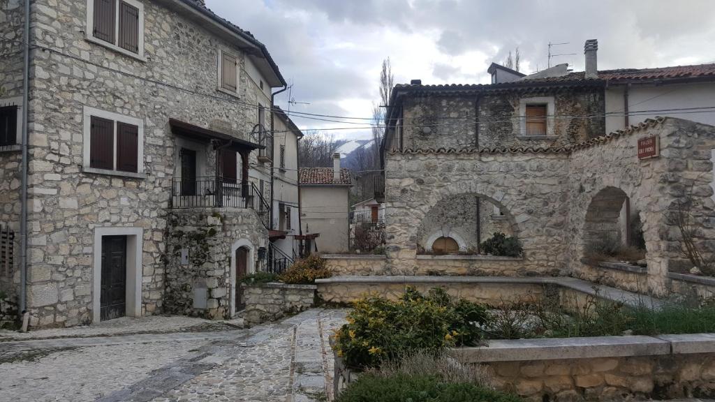 un callejón en un antiguo edificio de piedra en Le Dimore di Angelo en SantʼEufemia a Maiella