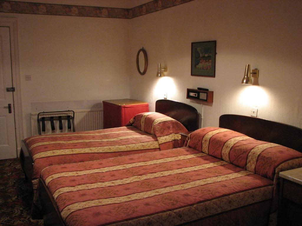 Postel nebo postele na pokoji v ubytování Lancaster Hotel