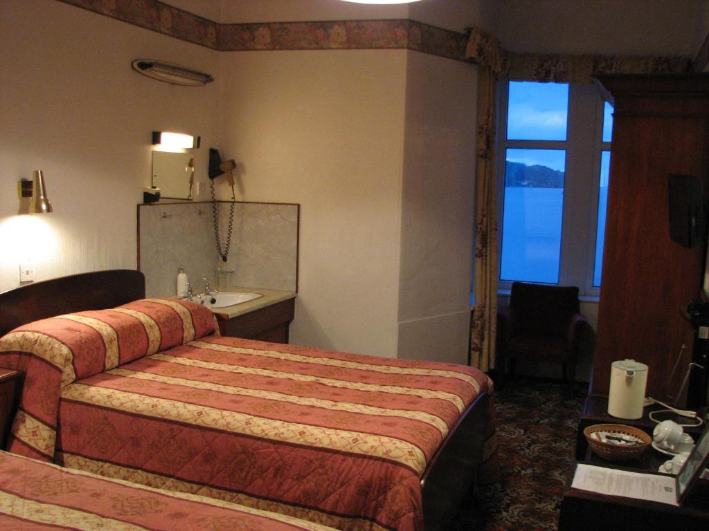 Postel nebo postele na pokoji v ubytování Lancaster Hotel