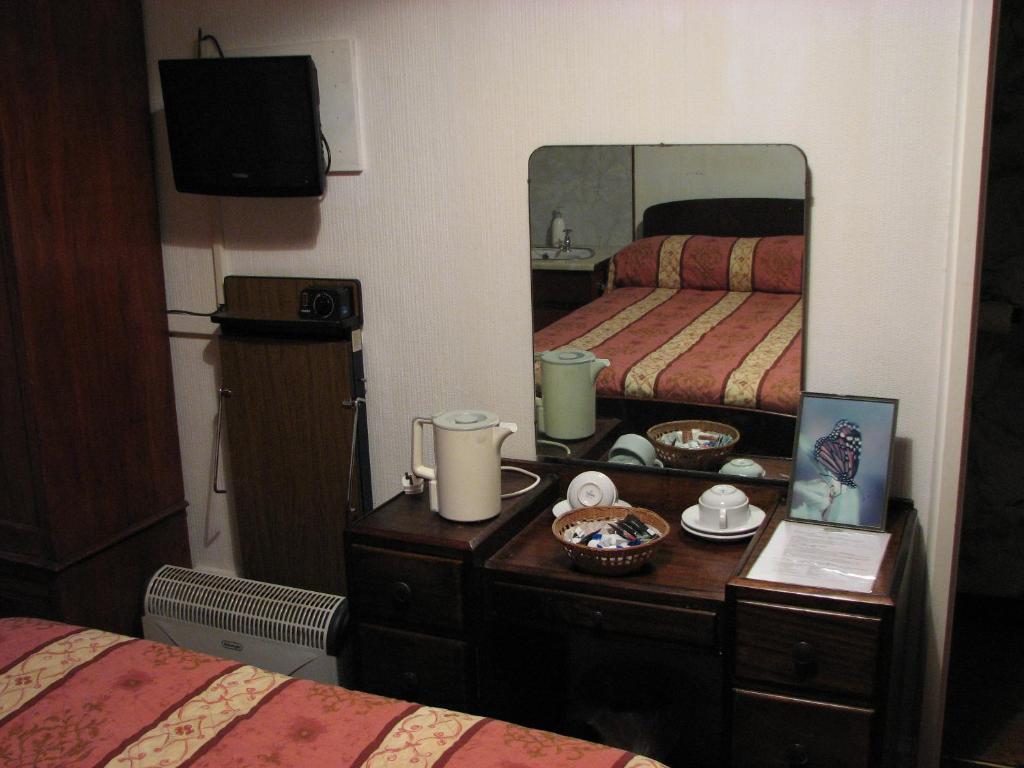 Postel nebo postele na pokoji v ubytování Lancaster Hotel