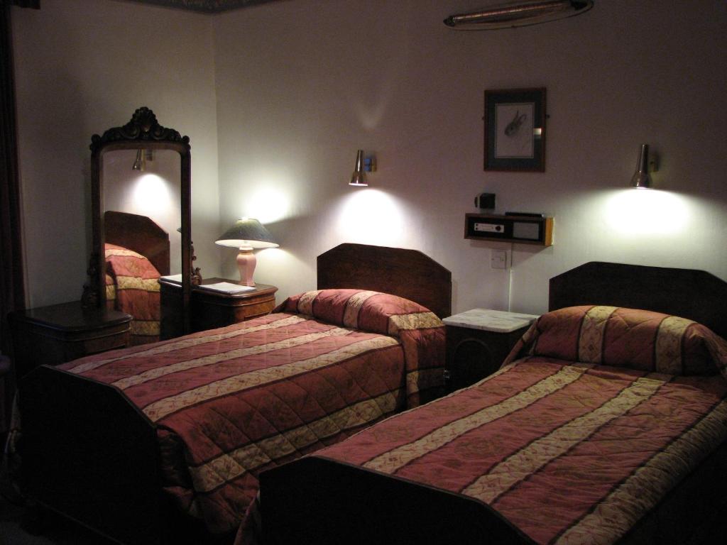 Postel nebo postele na pokoji v ubytování Lancaster Hotel