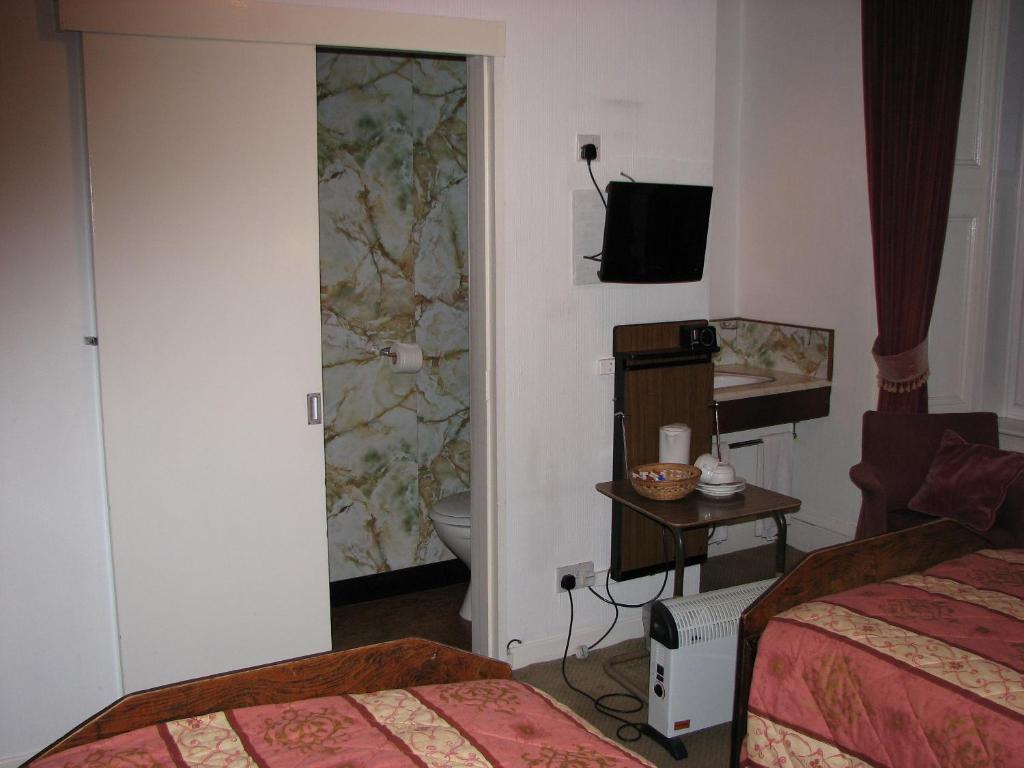 TV a/nebo společenská místnost v ubytování Lancaster Hotel