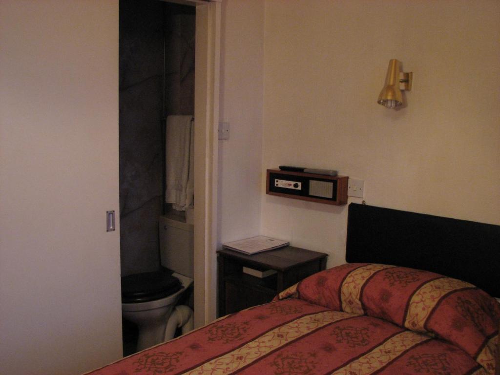 Postel nebo postele na pokoji v ubytování Lancaster Hotel